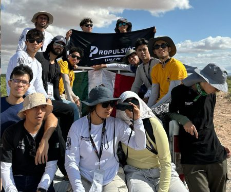 Estudiantes mexicanos brillan en concurso de cohetes de la NASA y Space X