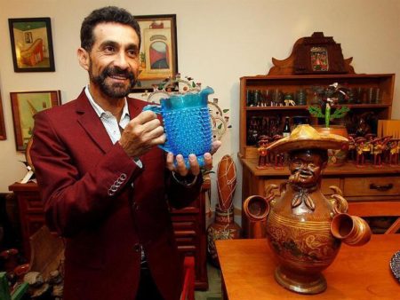 Javier Gómez Marín y su increíble colección de objetos pulqueros