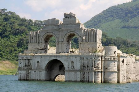 Las impresionantes ruinas de la iglesia sumergida en Quechula