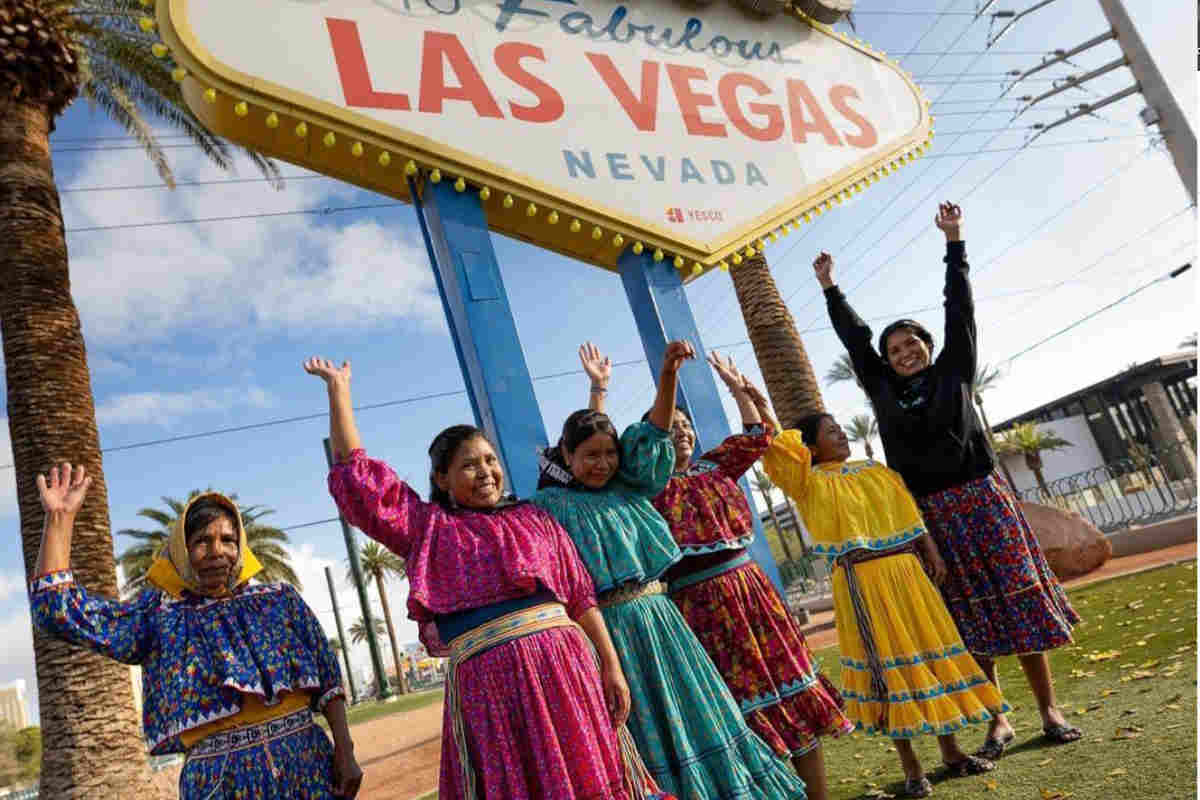 ¡Orgullo nacional! Equipo de 6 mujeres rarámuris compite en los 550 km de Las Vegas