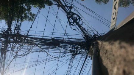 242 km de cables en desuso y 22 postes de luz en mal estado, son retirados de la CDMX