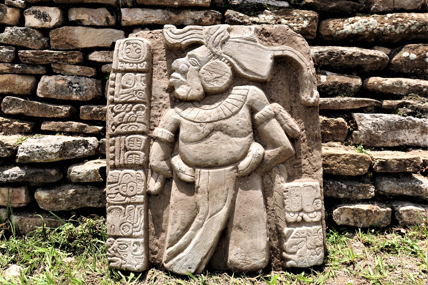 Una cripta revela estelas y datos interesantes de los gobernantes mayas