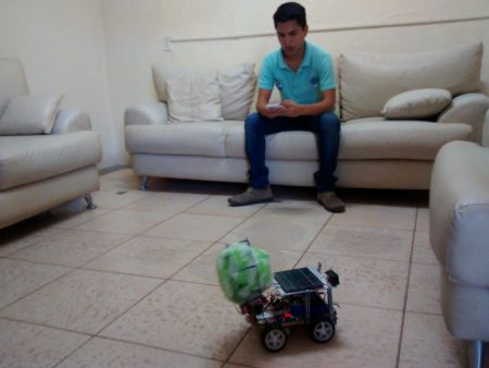 Mexicano crea robot con desechos electrónicos para recoger basura