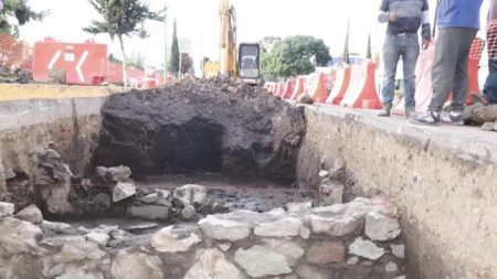 Suspenden construcción de trolebús por hallazgo de ruinas arqueológicas