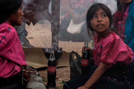 Chamula: la comunidad que convirtió en ídolo religioso a la Coca Cola 