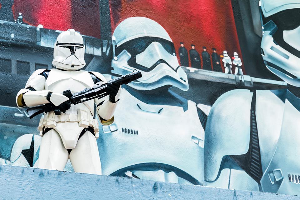 Invasión masiva de stormtroopers toman como rehén un mercado de la Condesa (FOTOS)