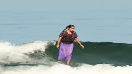 Surfista mexicana causa sensación al dominar las olas con su huipil