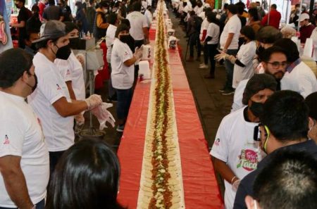 Metepec crea el taco al pastor más grande del mundo