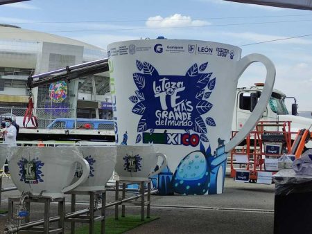 Guanajuato obtiene el Récord Guinness con la taza de té más grande del mundo