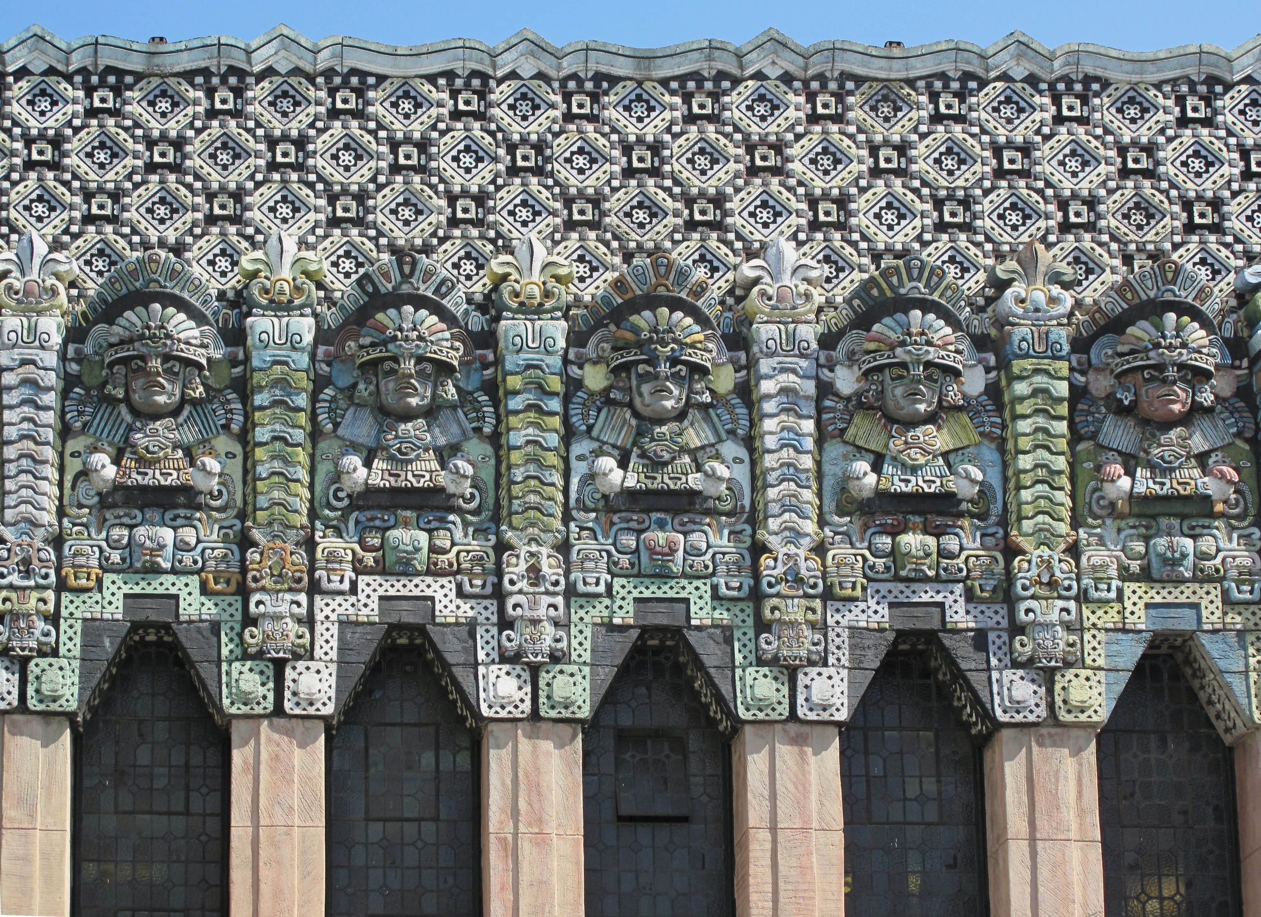 Sobre la preciosa fachada del Teatro Maya de Los Ángeles, California