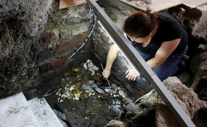 Desentierran una ofrenda de oro en el Templo Mayor