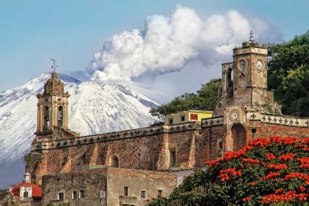 Los majestuosos monasterios históricos en las faldas del Popocatépetl