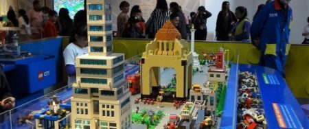 Miles de pequeñas piezas de Lego invaden el Museo del Papalote