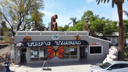 Tio's Tacos, auténtica cocina mexicana con todo el arte folclórico mexicano en California