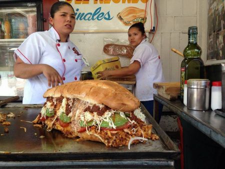 Se romperá récord mundial: preparan torta de 900 kilos