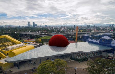 Una esfera roja gigante celebra los 30 años del Papalote Museo del Niño