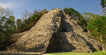 Descubre el entierro múltiple de Uxul: el lado bélico de los mayas