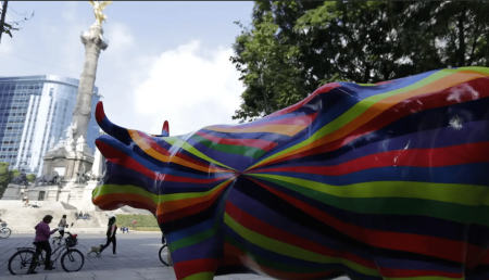 Coloridas vacas se pasean por Paseo de la Reforma como parte de 'Cow Parade'