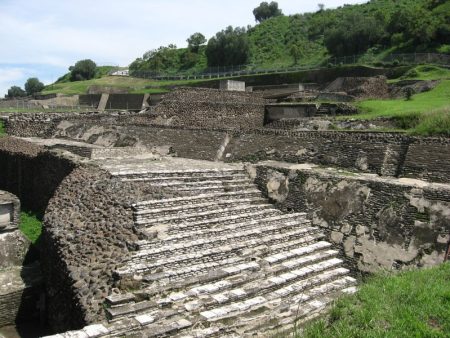 Descubre INAH petrograbados y sepulturas en Cholula, Puebla