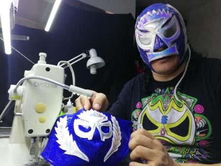 Singulares cubrebocas inspirados en lucha libre mexicana