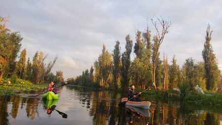 ¿Sabías que puedes recorrer los canales de Xochimilco en kayak?