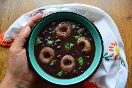 Xonequi, el suculento caldo de frijol que te obliga a recordar esta receta