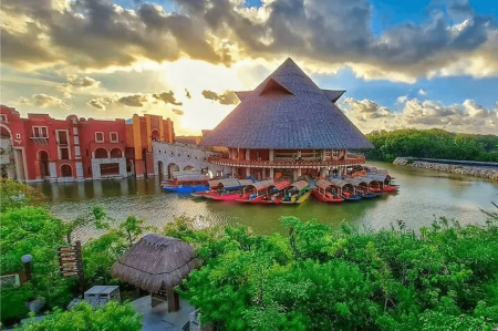 Xoximilco Cancún, la experiencia de las trajineras en el mundo maya