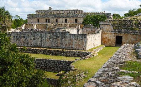 Descubren edificaciones habitacionales en zona arqueológica de Kabah