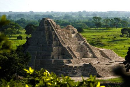 La Gran Pirámide de Tabasco entre la selva de la zona arqueológica Moral Reforma