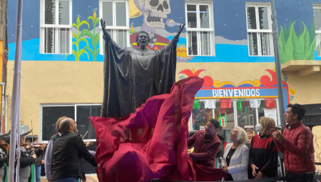 Develan escultura de Chavela Vargas, un hermoso legado en la Plaza Garibaldi