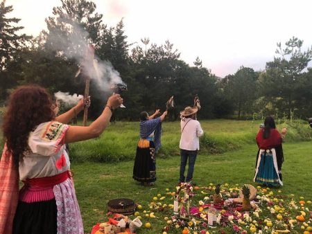 Así es la ceremonia del desahogo de mezcal en Día de Muertos en la isla de Yunuén