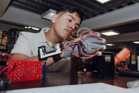 Estudiante del IPN diseña guante traductor de LSM y gana el premio James Dyson México 2024 