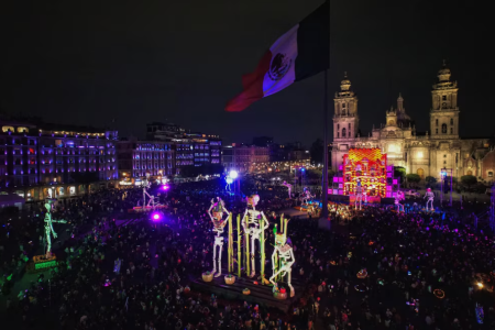 Llego la ofrenda monumental y el alumbrado del Día de Muertos al Zócalo de la CDMX