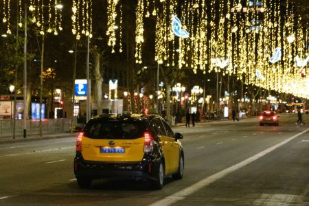 ¿Hay taxis en español cerca de mí?