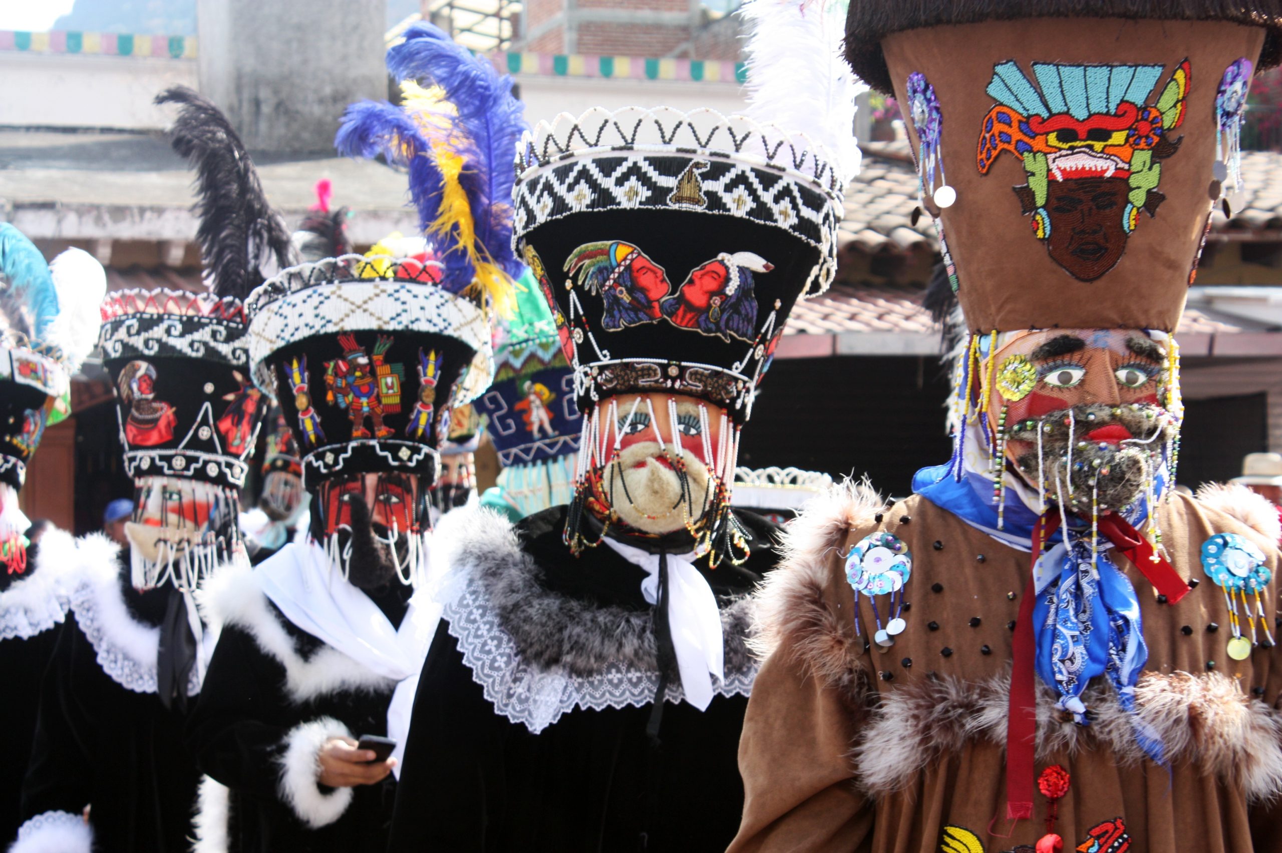 Chinelos, los danzantes con alucinantes disfraces que protagonizan el Carnaval