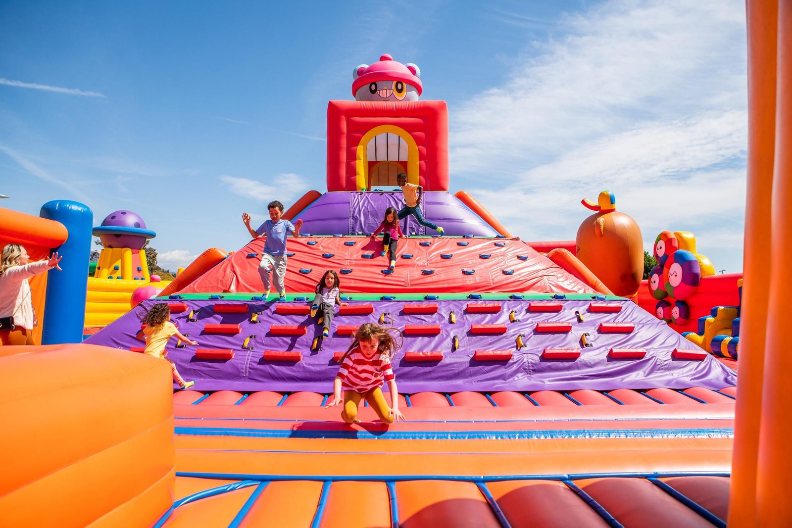 El castillo inflable más grande del mundo llega al Zócalo de CDMX
