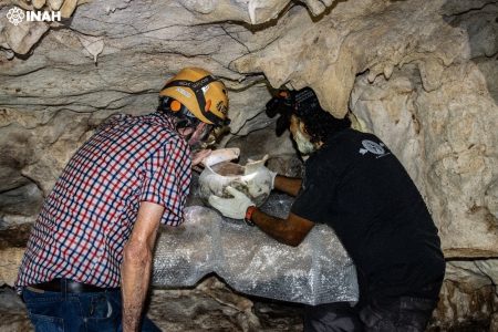 INAH recupera una olla prehispánica en cenote del sistema Garra de Jaguar