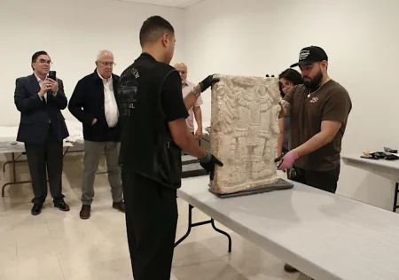 México recupera fragmento de panel maya milenario de un museo en Estados Unidos