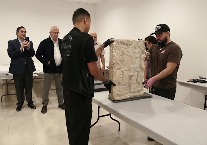 México recupera fragmento de panel maya milenario de un museo en Estados Unidos
