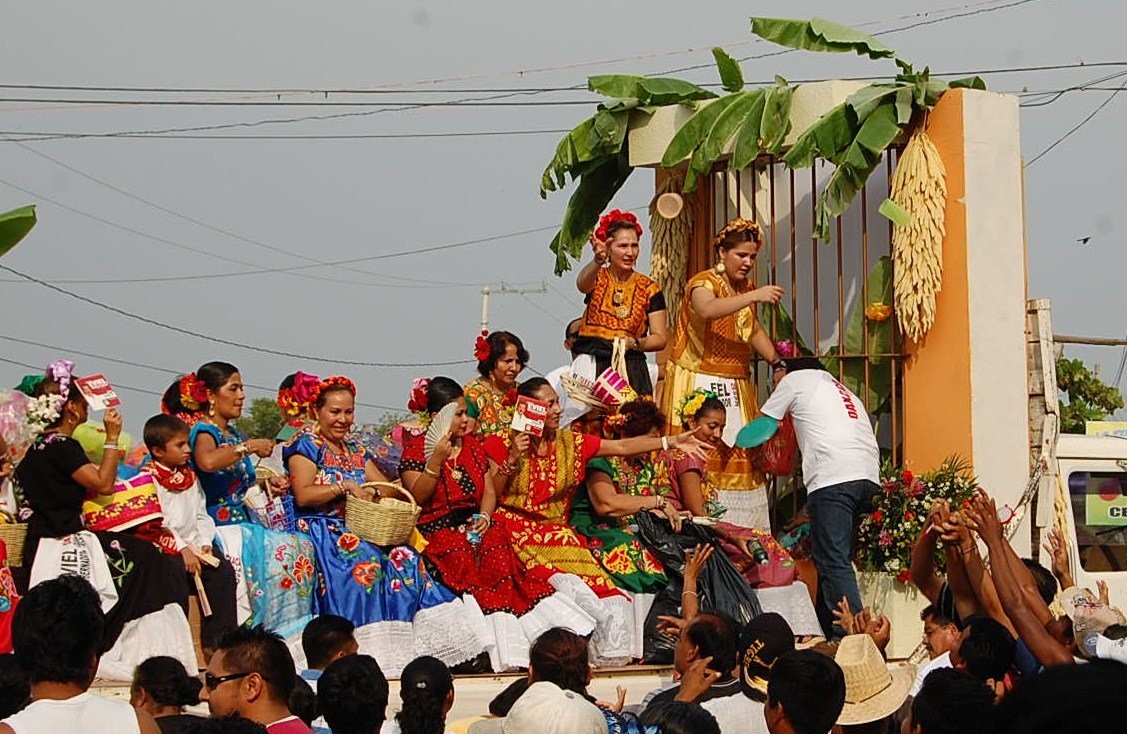 Tirada de Frutas: el desfile  en Juchitán donde se avientan regalos