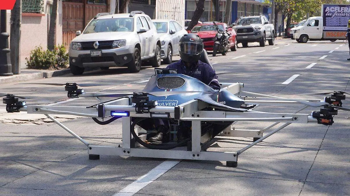 Estudiantes de Veracruz presentan el primer auto volador mexicano en la base aérea de Santa Lucía