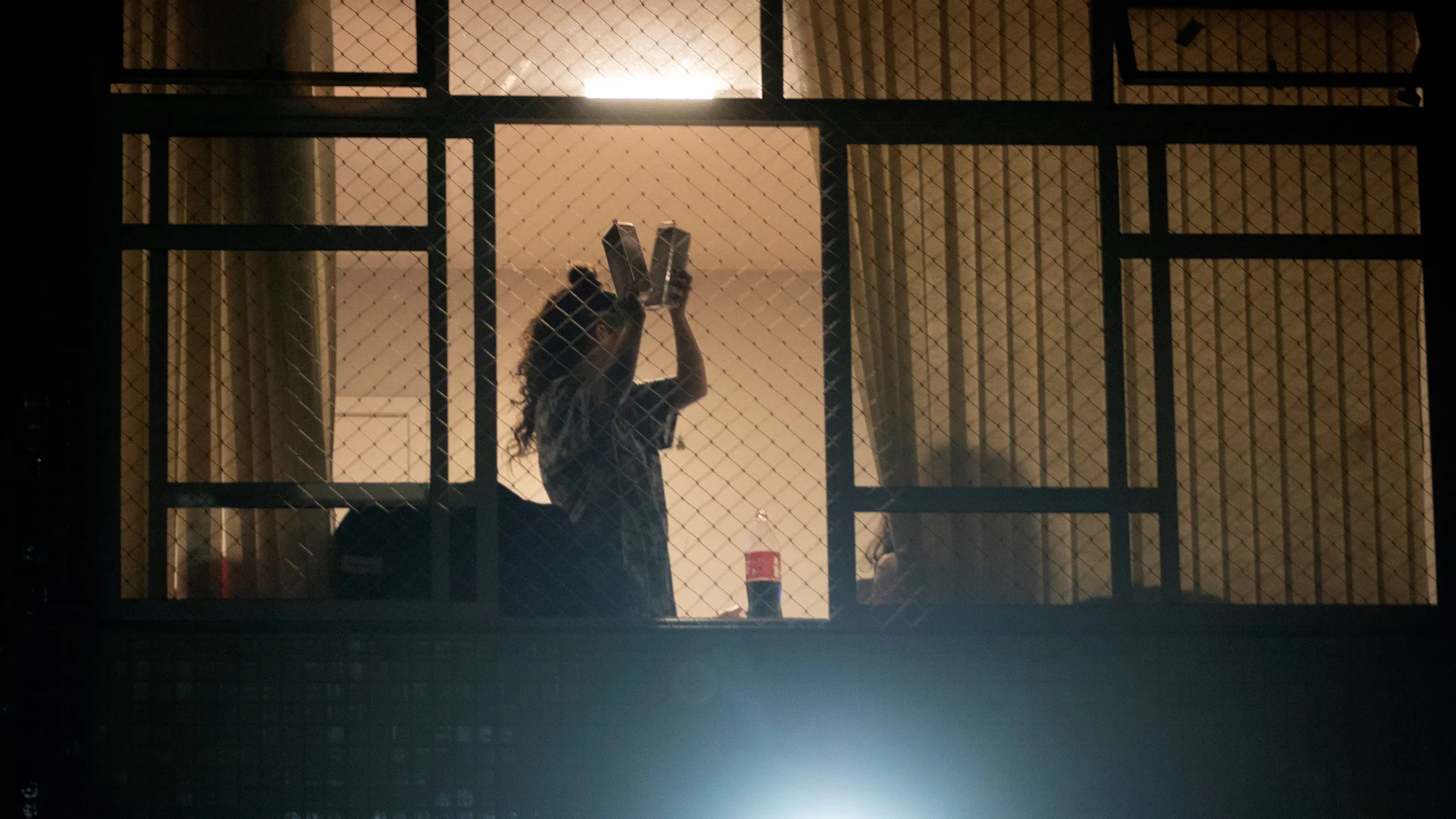 Prohiben a chismosos: hay una multa por espiar a vecinos en CDMX