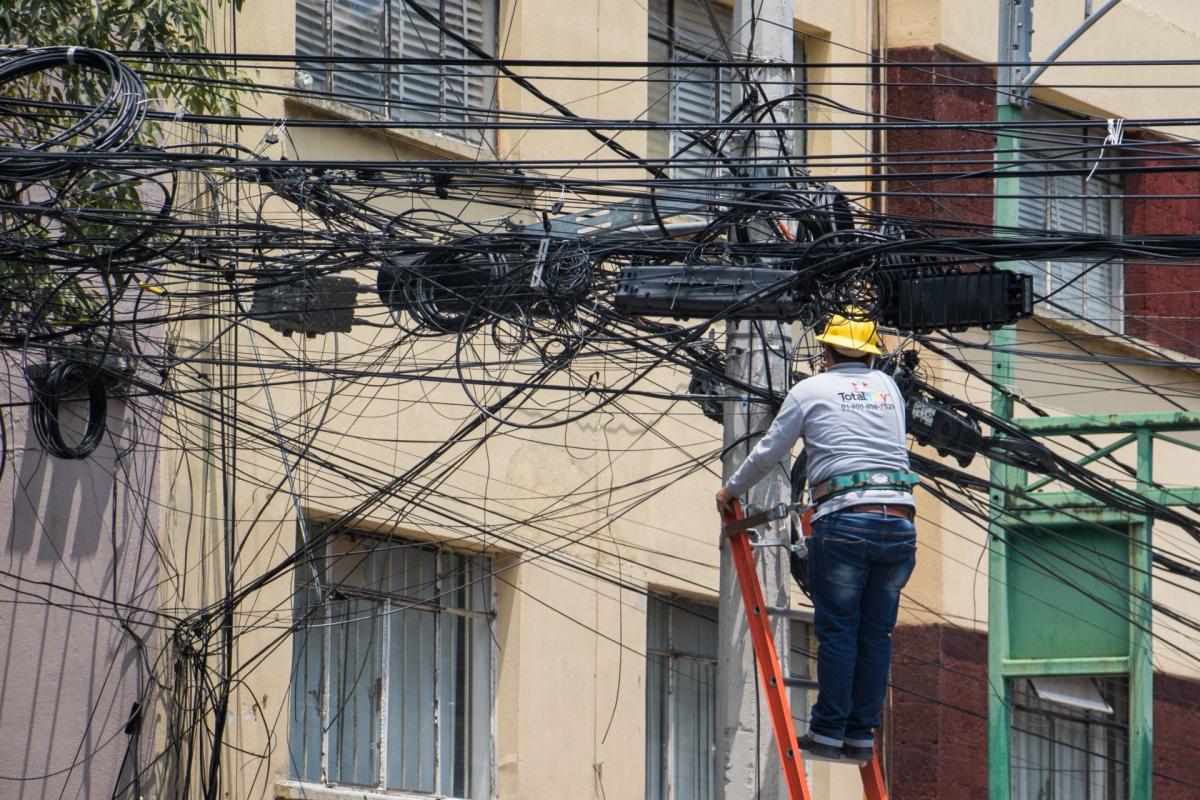 Nueva ley obligará a Telmex, Izzi y Totalplay a enterrar los cables que cuelgan en la CDMX