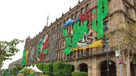 CDMX enciende alumbrado en el Zócalo y hace homenaje a víctimas de explosión en Iztapalapa