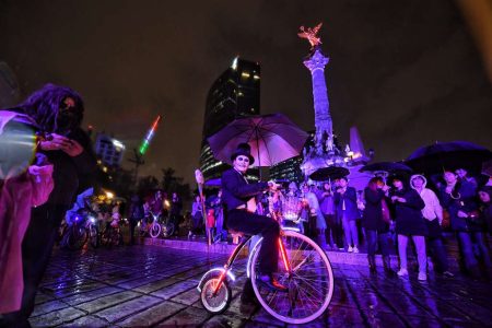 Este fin de semana es el Paseo Nocturno Muévete en Bici del Día de Muertos