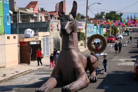 Calaveras monumentales y estrellas iluminadas toman las calles de Tláhuac
