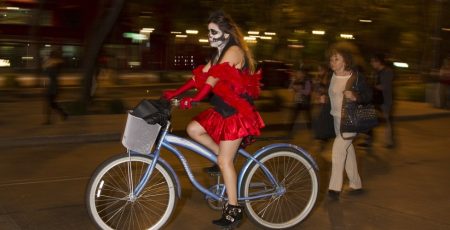 El paseo nocturno en bici que no te puedes perder por el Día de Muertos