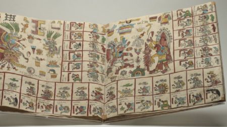 Se busca recuperar dos códices prehispánicos, en el centro de la visita de Emmanuel Macron