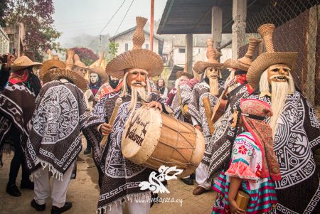 La danza de los Huehuentones, las ánimas mazatecas que bailan entre los vivos