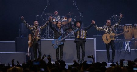 Los Tigres del Norte presentan documental sobre migración y su historia, dónde streamear gratis